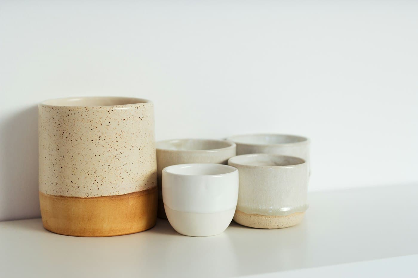 Tasses en grès sur une table blanche
