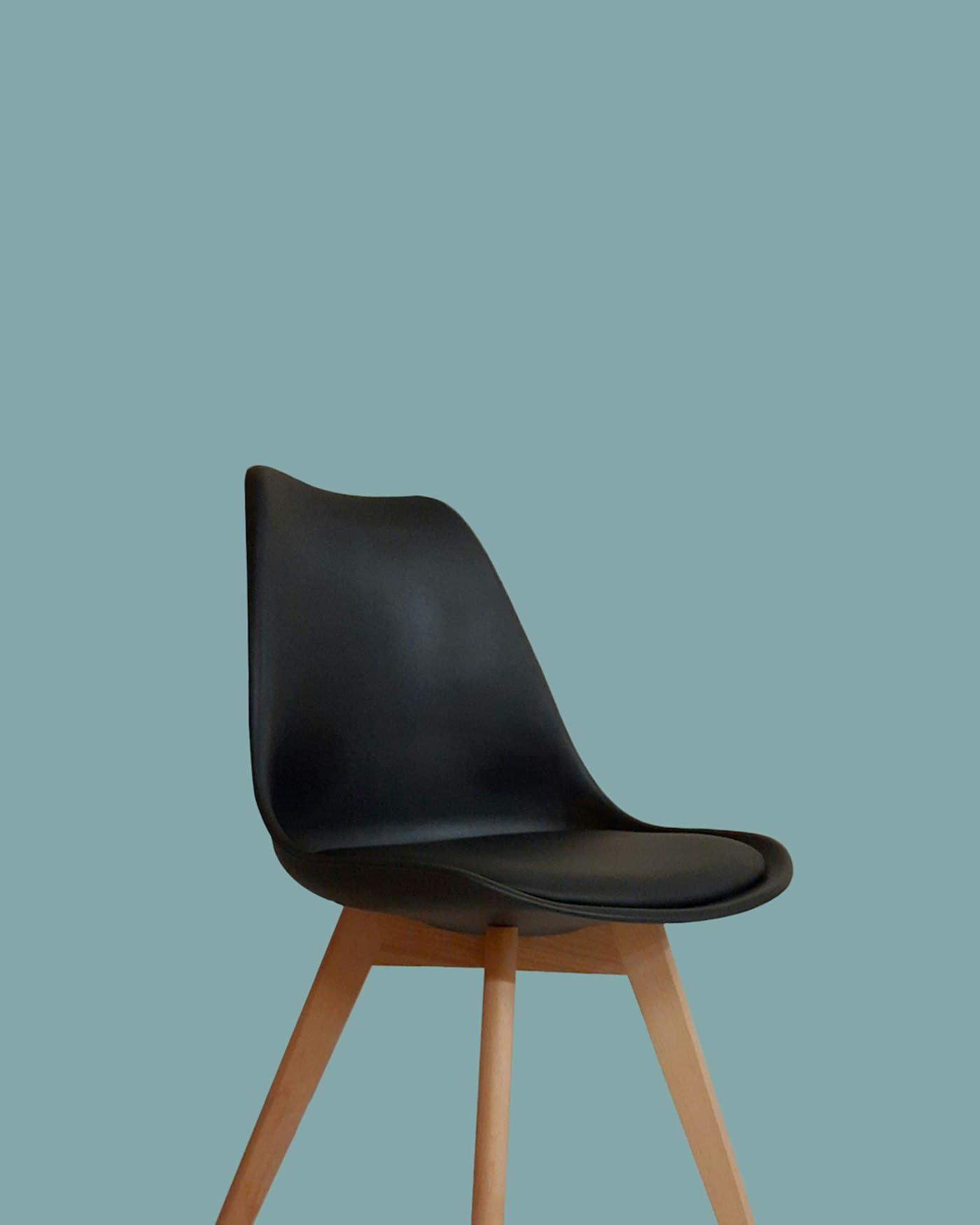 Chaise Nord noire sur fond bleu-vert