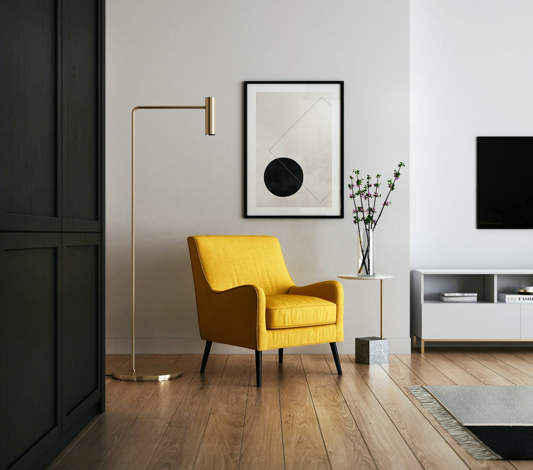 Fauteuil jaune et lampadaire laiton dans un salon lumineux